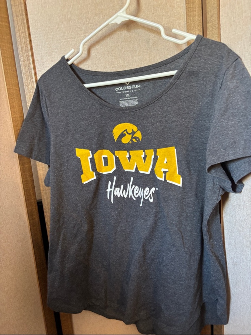 Colosseum Iowa Hawkeyes Charcoal and Gold Graphic Tee XL